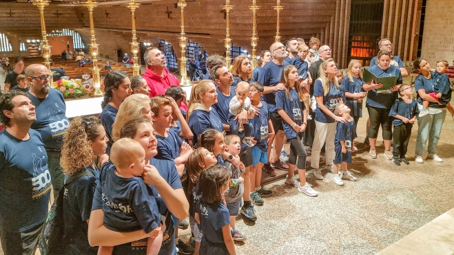 Ofrecimiento de niños a la Virgen al concluir la Carrera 500 km Tajamar Torreciudad Ofrecimiento de niños a la Virgen al concluir la Carrera 500 km Tajamar Torreciudad