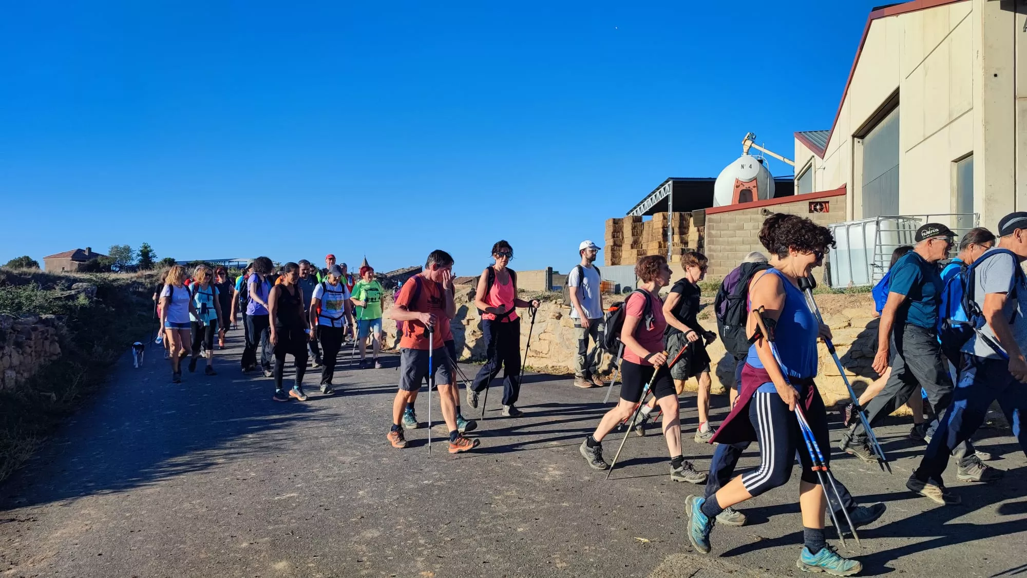 Pasando por Coscullano. La tercera Ruta del Abadiado se celebra en un día espectacular