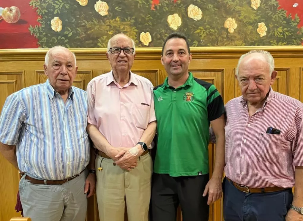 La nueva junta directiva del CF Jacetano, con Fernando Vega al frente como presidente.