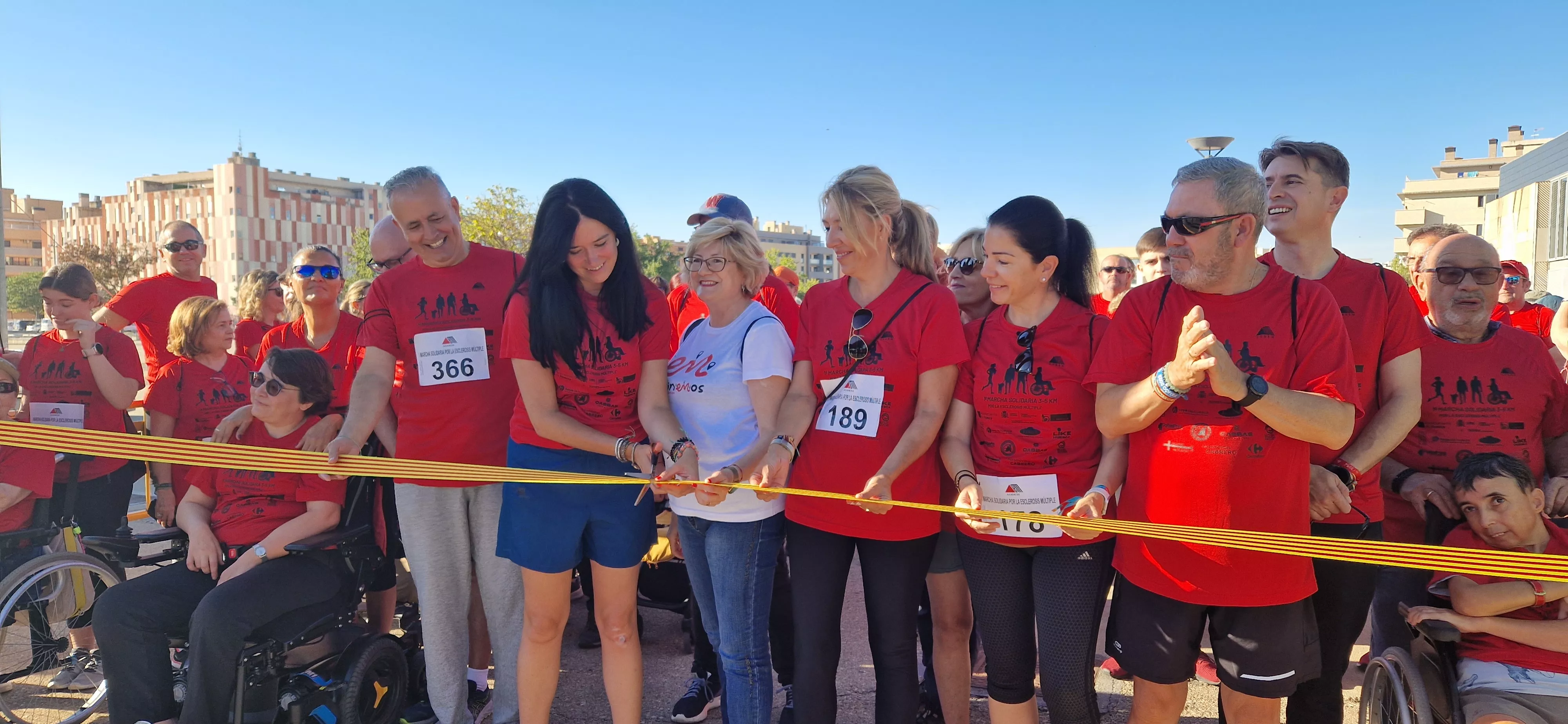 Corte de la cinta de la primera Marcha por la Esclerosis Múltiple de Huesca. Foto Myriam Martínez