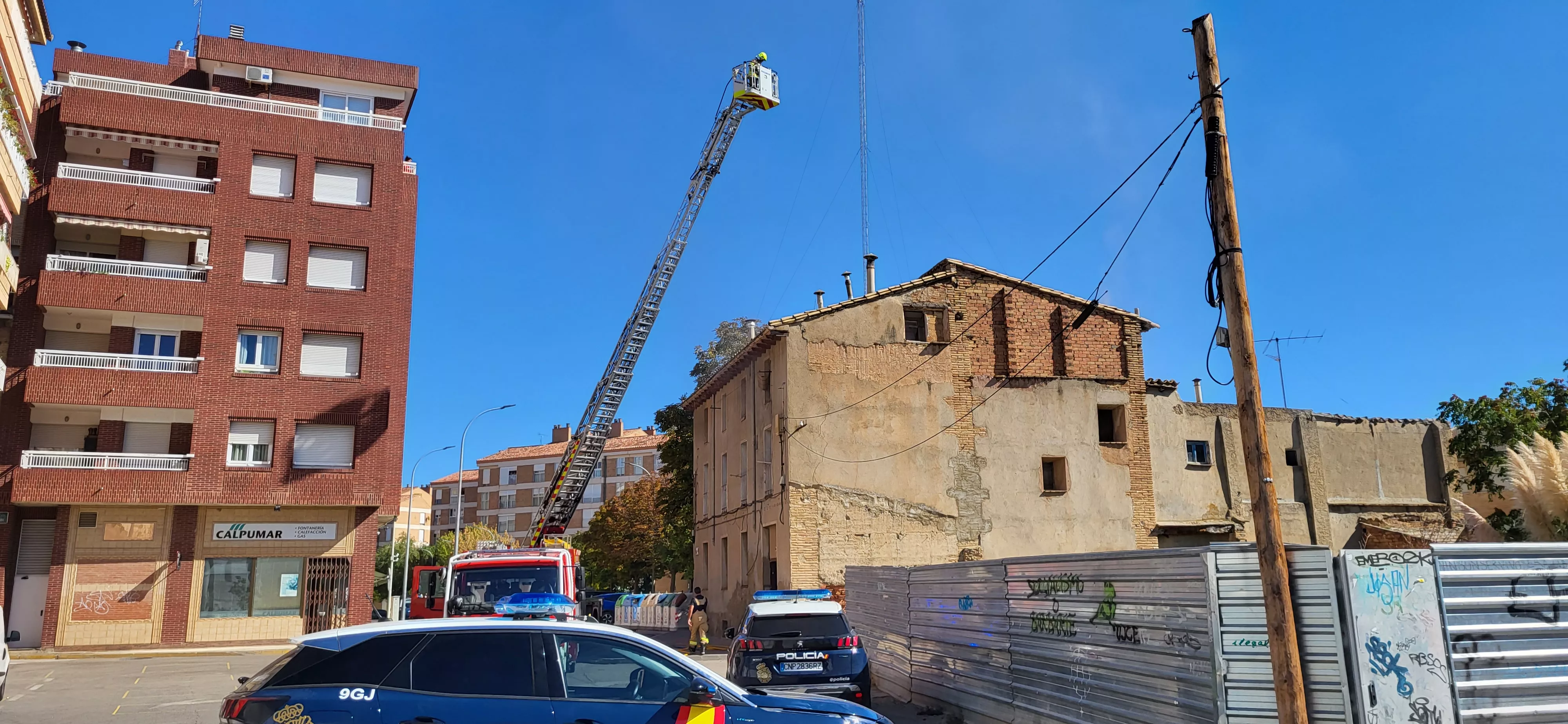 Los bomberos de Huesca actúan en el incendio declarado en la plaza San Voto. Los bomberos de Huesca actúan en el incendio declarado en la plaza San Voto.