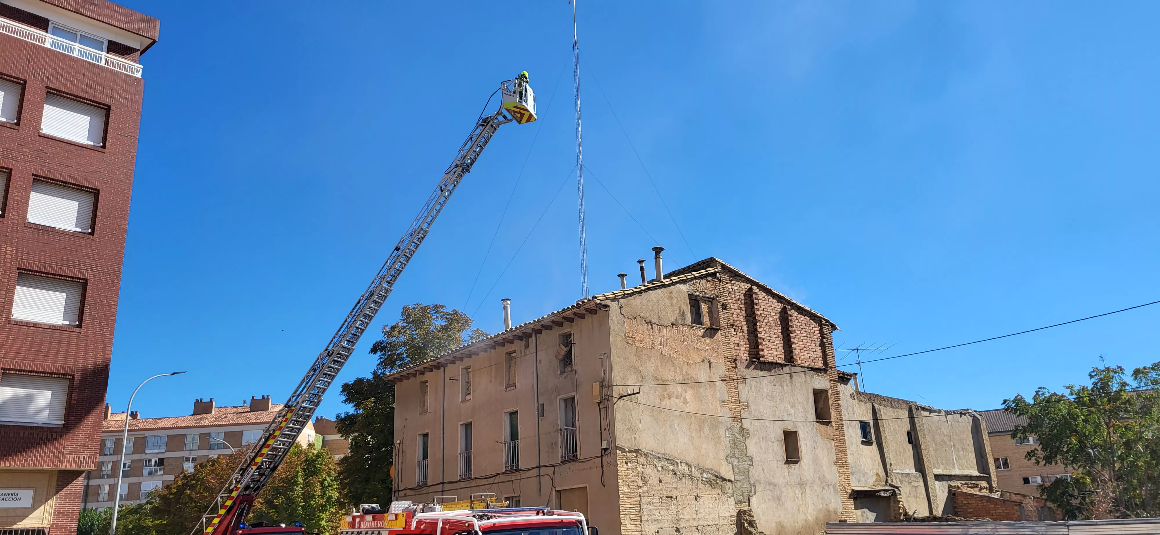Incendio declarado en una casa okupada de la plaza San Félix y San Voto de Huesca. Foto Mercedes Manterola
