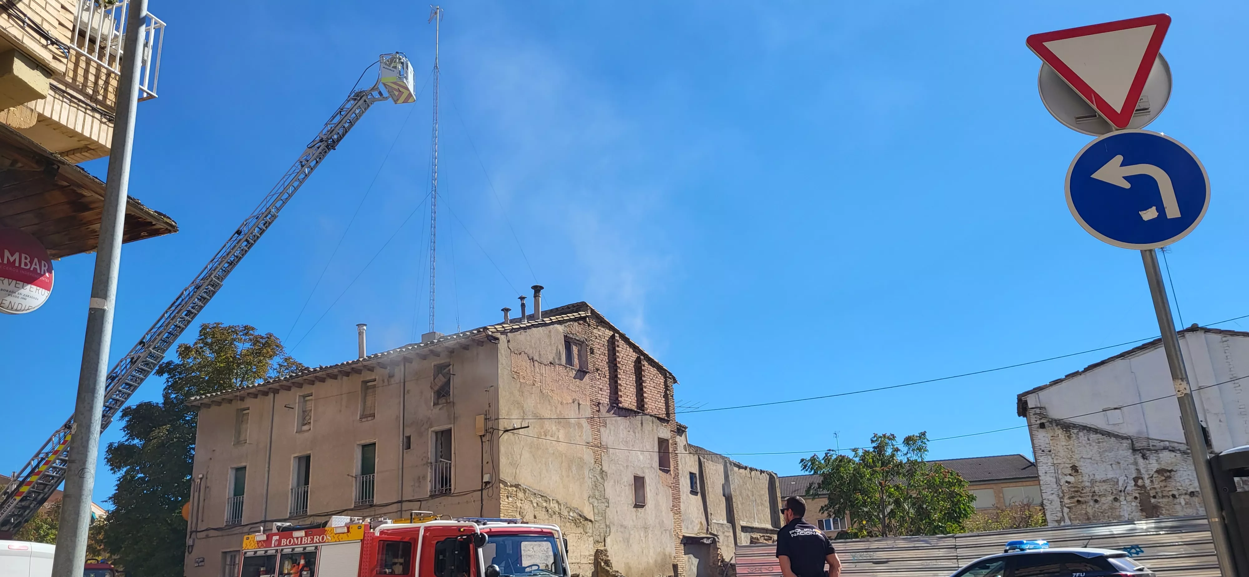 Incendio declarado en una casa okupada de la plaza San Félix y San Voto de Huesca. Foto Mercedes Manterola
