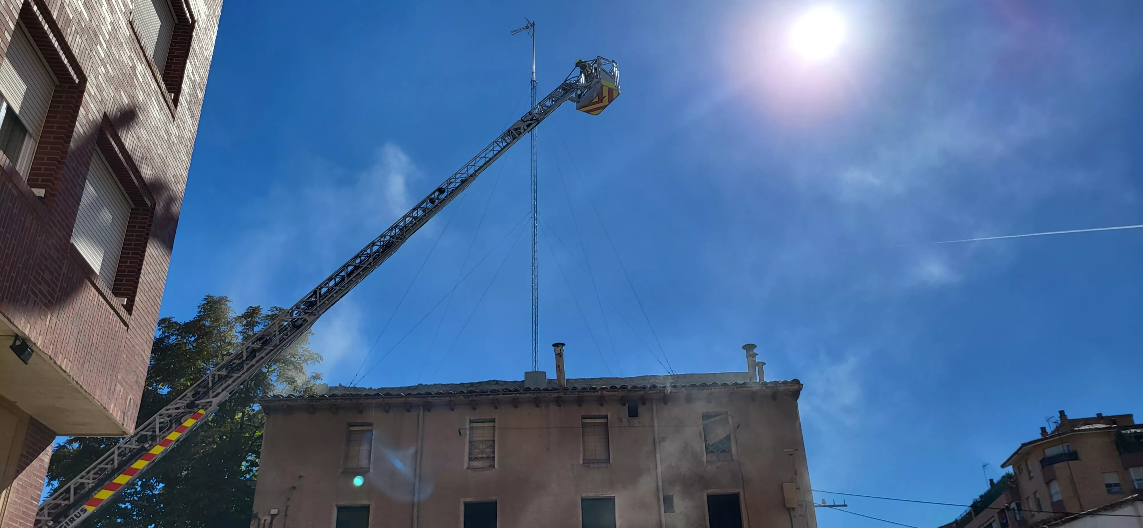Incendio declarado en una casa okupada de la plaza San Félix y San Voto de Huesca. Foto Mercedes Manterola