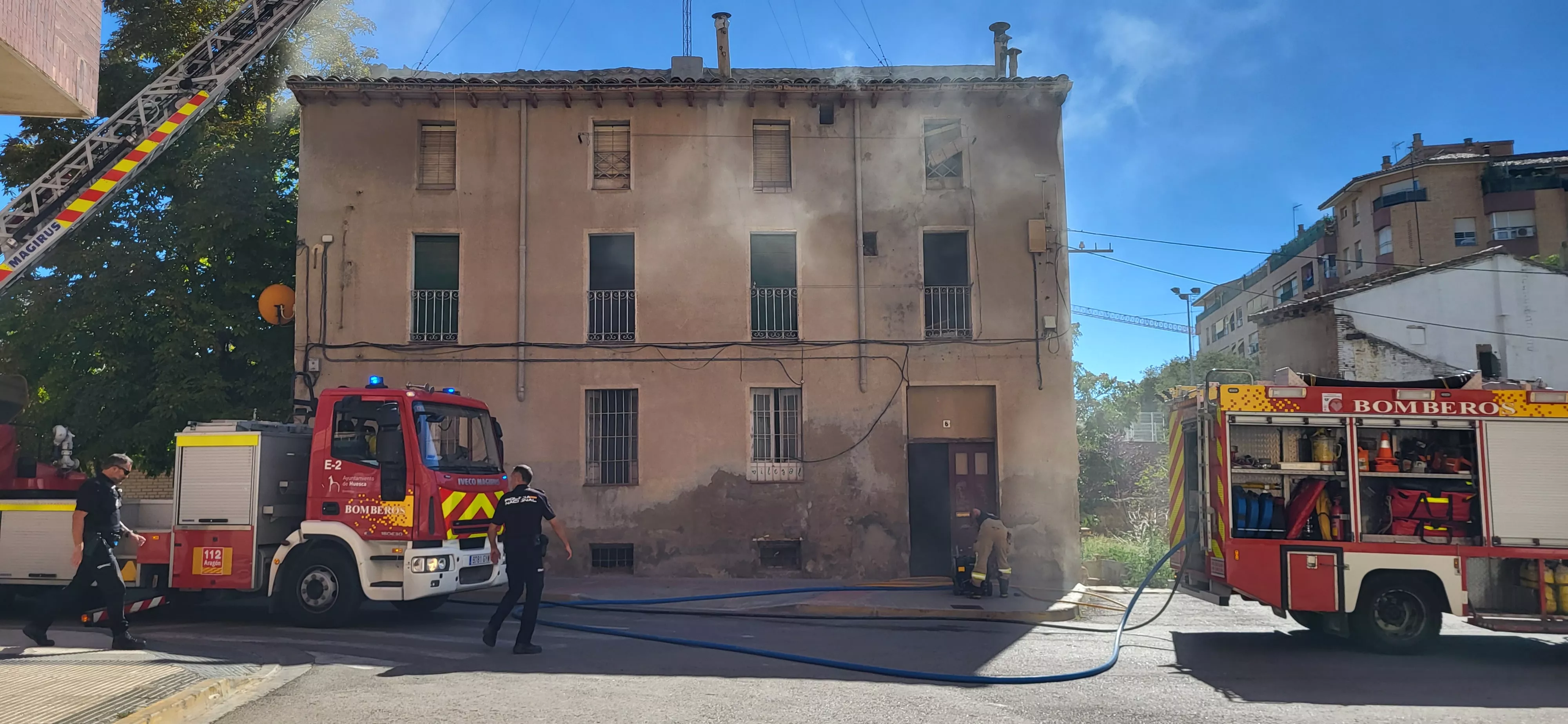 Incendio declarado en una casa okupada de la plaza San Félix y San Voto de Huesca. Foto Mercedes Manterola
