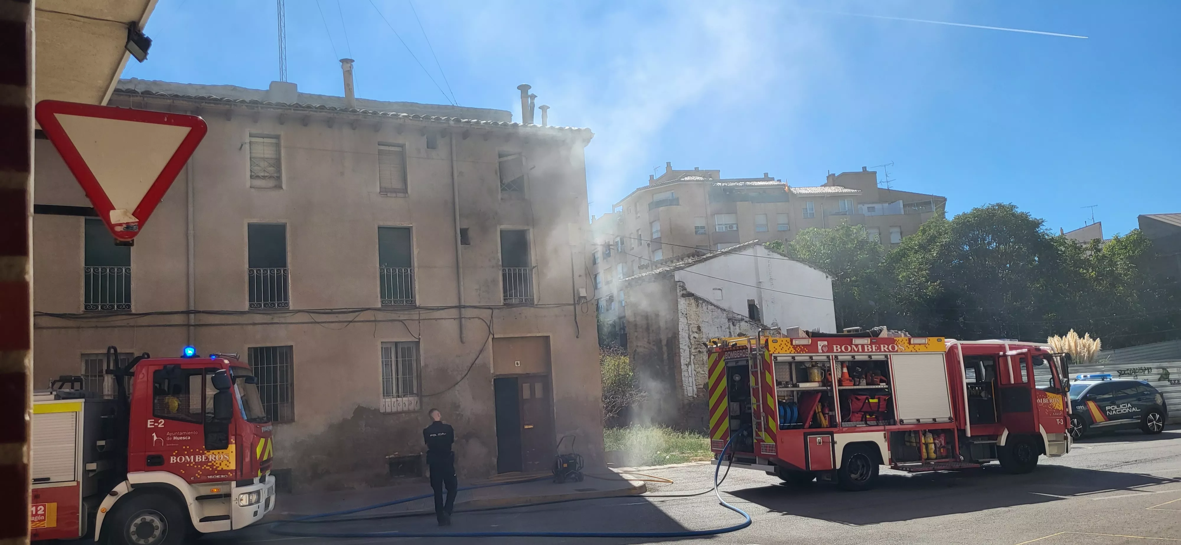Incendio declarado en una casa okupada de la plaza San Félix y San Voto de Huesca. Foto Mercedes Manterola