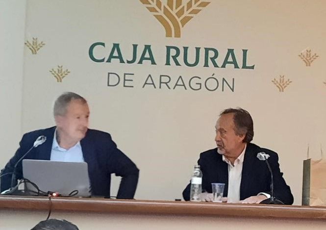 Pedro Camarero con Iñaki Barrón de Angoiti en un encuentro de Huesca Suena sobre el tren de proximidad. Pedro Camarero con Iñaki Barrón de Angoiti en un encuentro de Huesca Suena sobre el tren de proximidad.