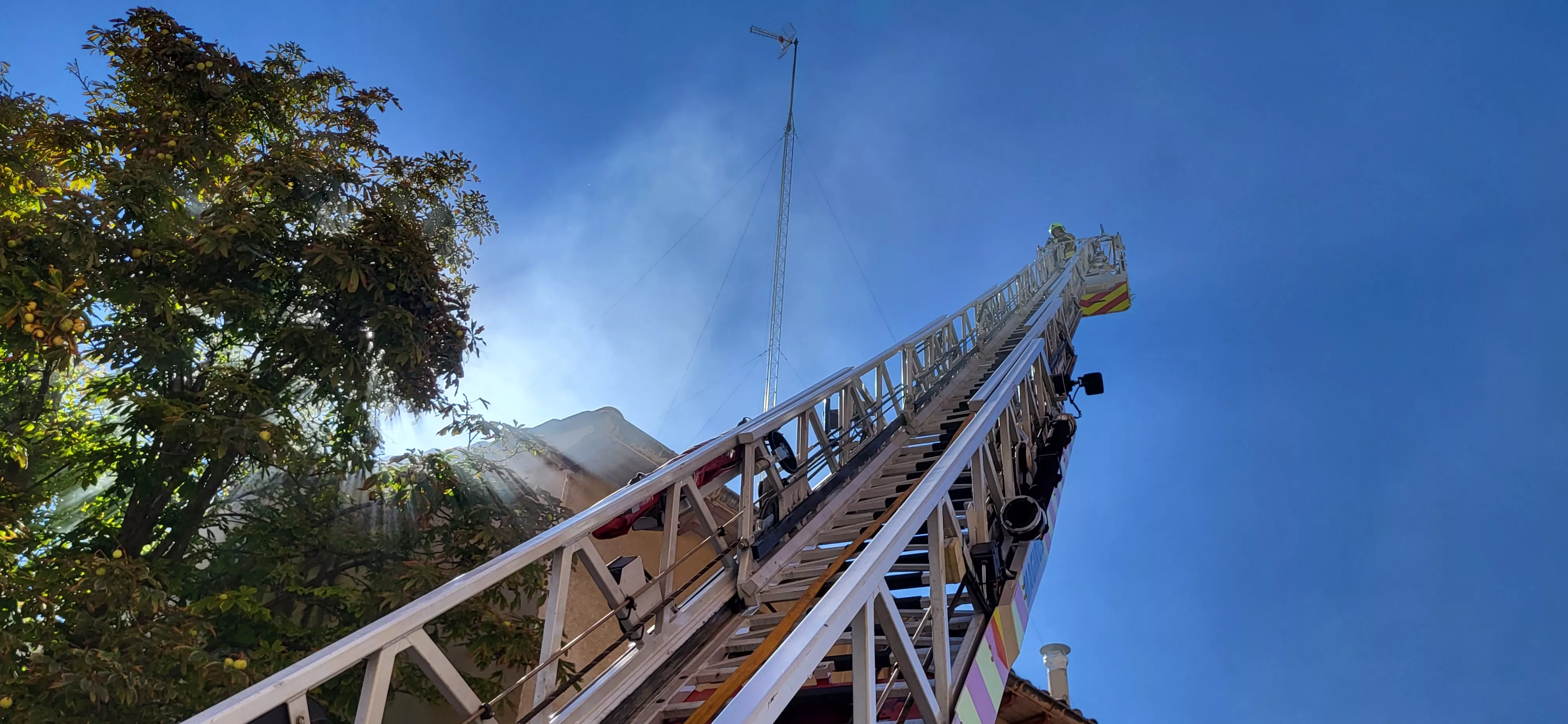 Incendio declarado en una casa okupada de la plaza San Félix y San Voto de Huesca. Foto Mercedes Manterola