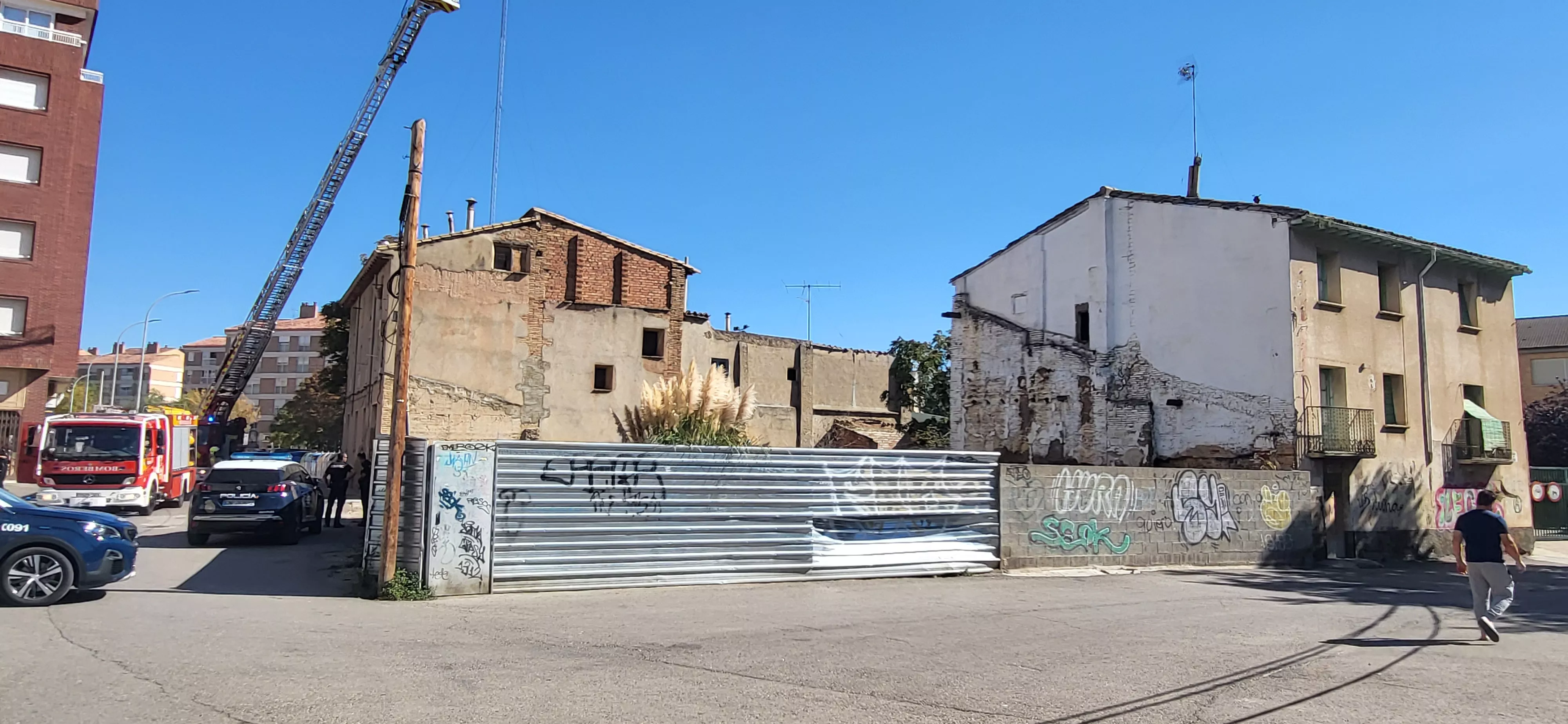 Incendio declarado en una casa okupada de la plaza San Félix y San Voto de Huesca. Foto Mercedes Manterola