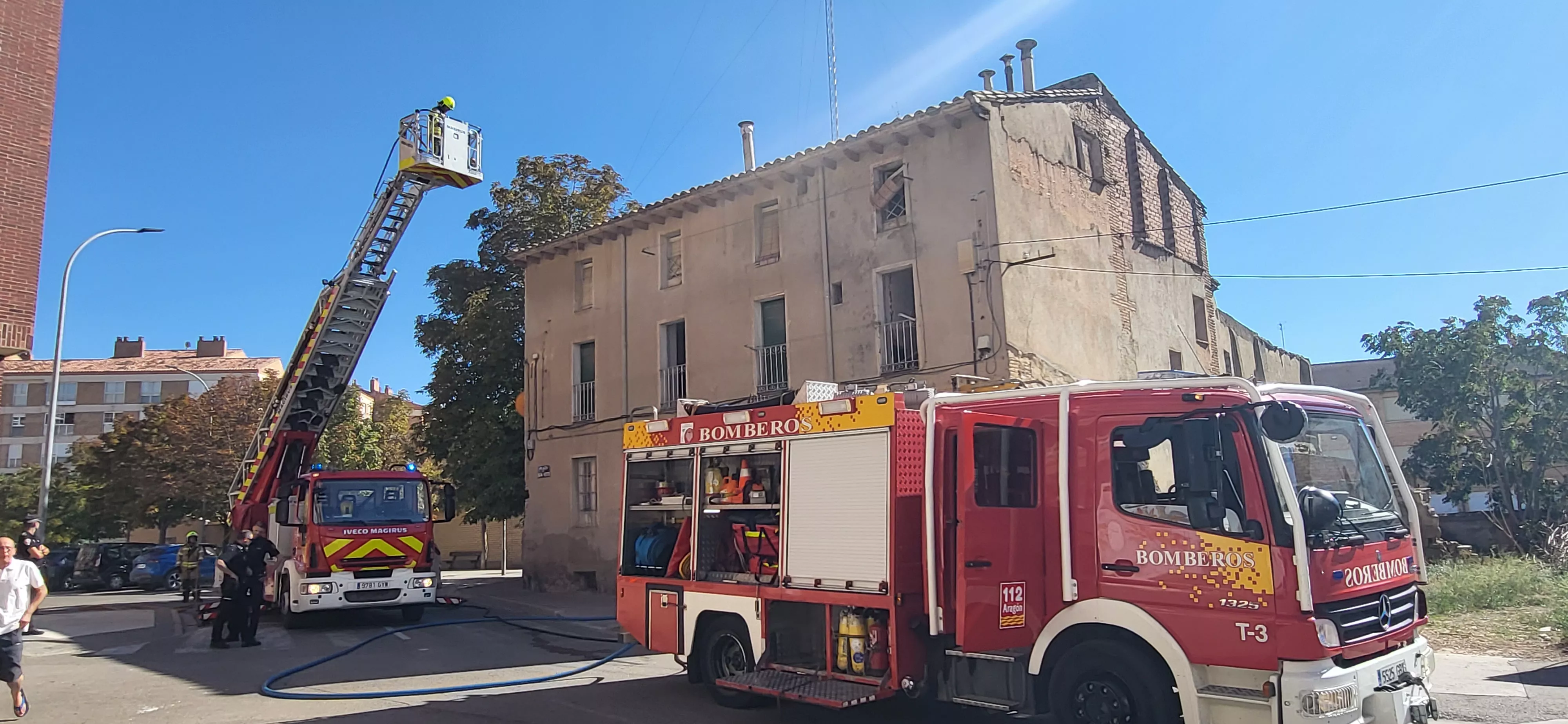 Incendio declarado en una casa okupada de la plaza San Félix y San Voto de Huesca. Foto Mercedes Manterola