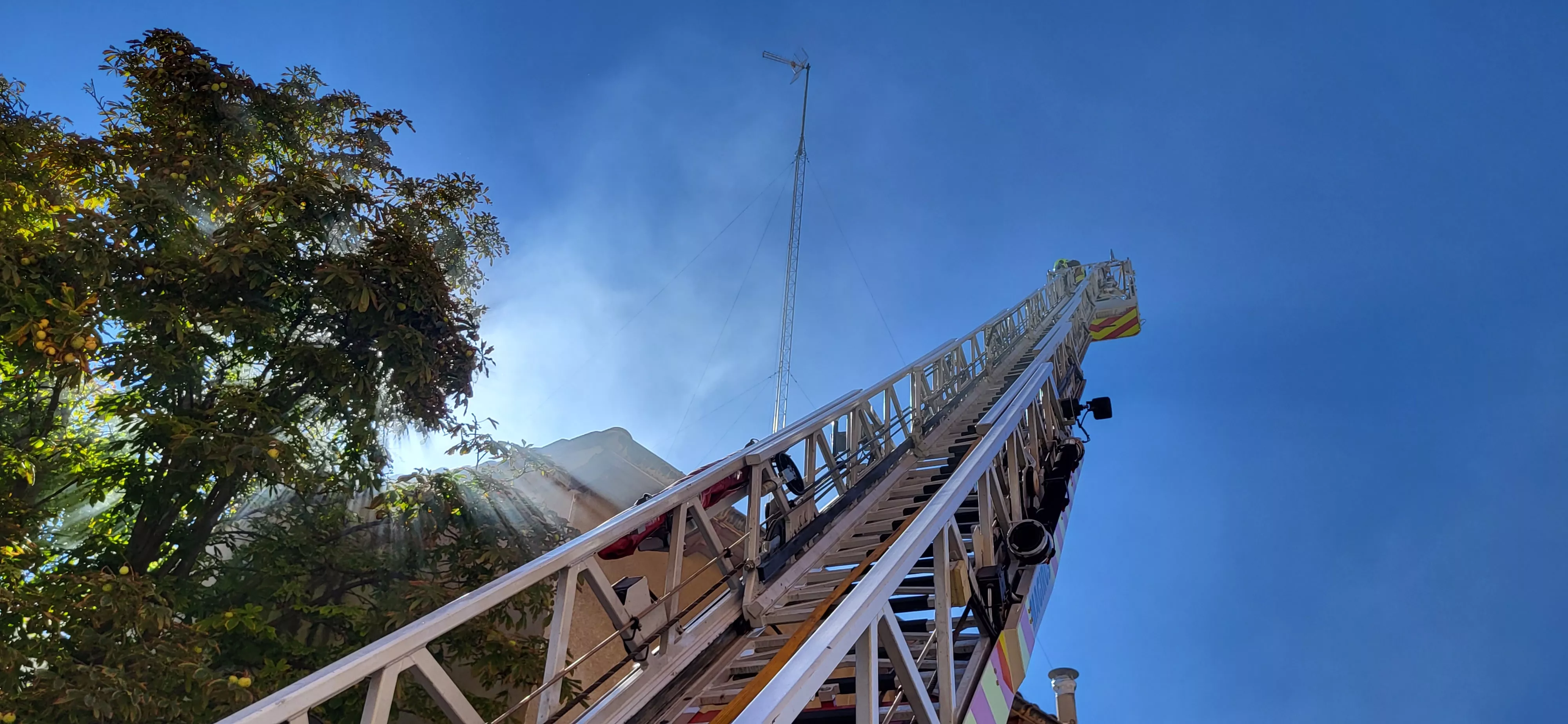 Incendio declarado en una casa okupada de la plaza San Félix y San Voto de Huesca. Foto Mercedes Manterola