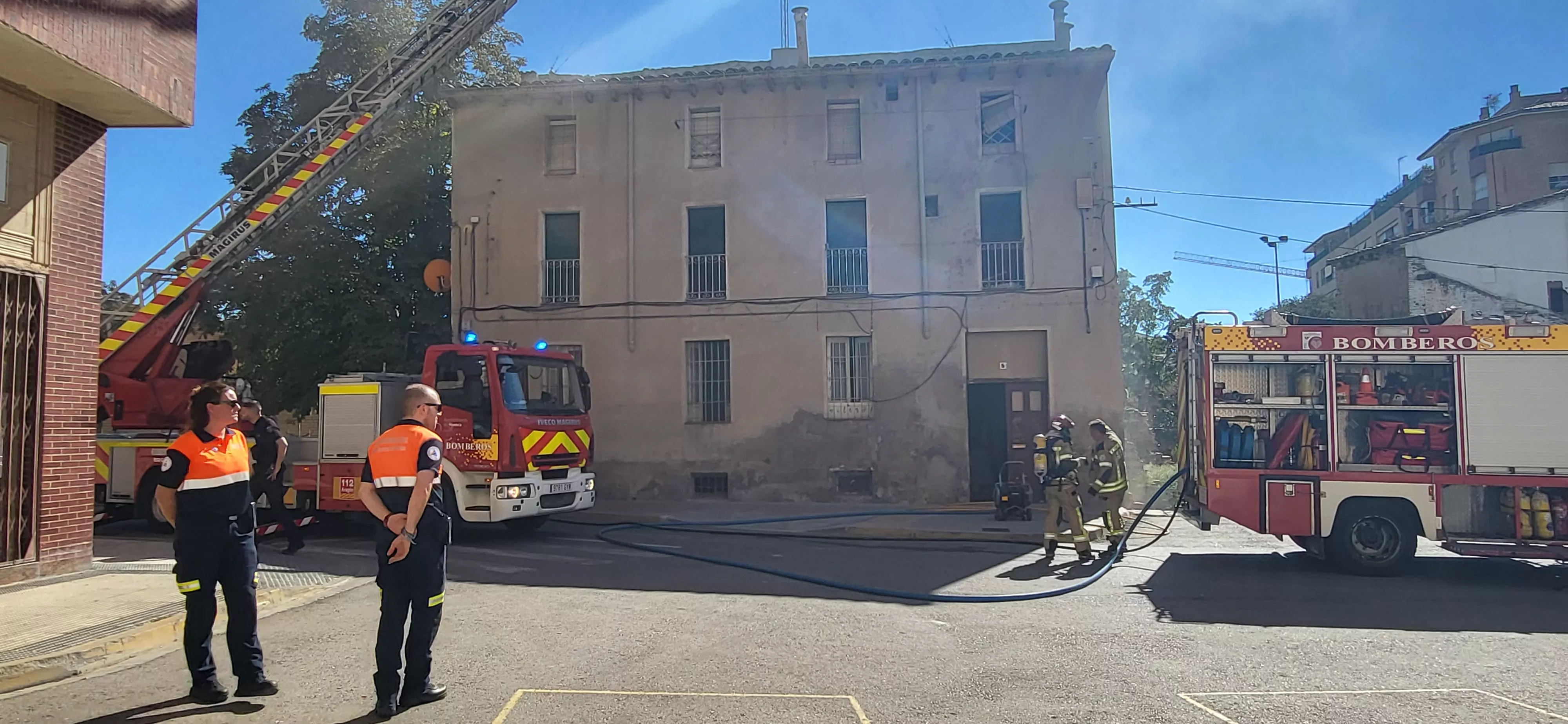 Incendio declarado en una casa okupada de la plaza San Félix y San Voto de Huesca. Foto Mercedes Manterola