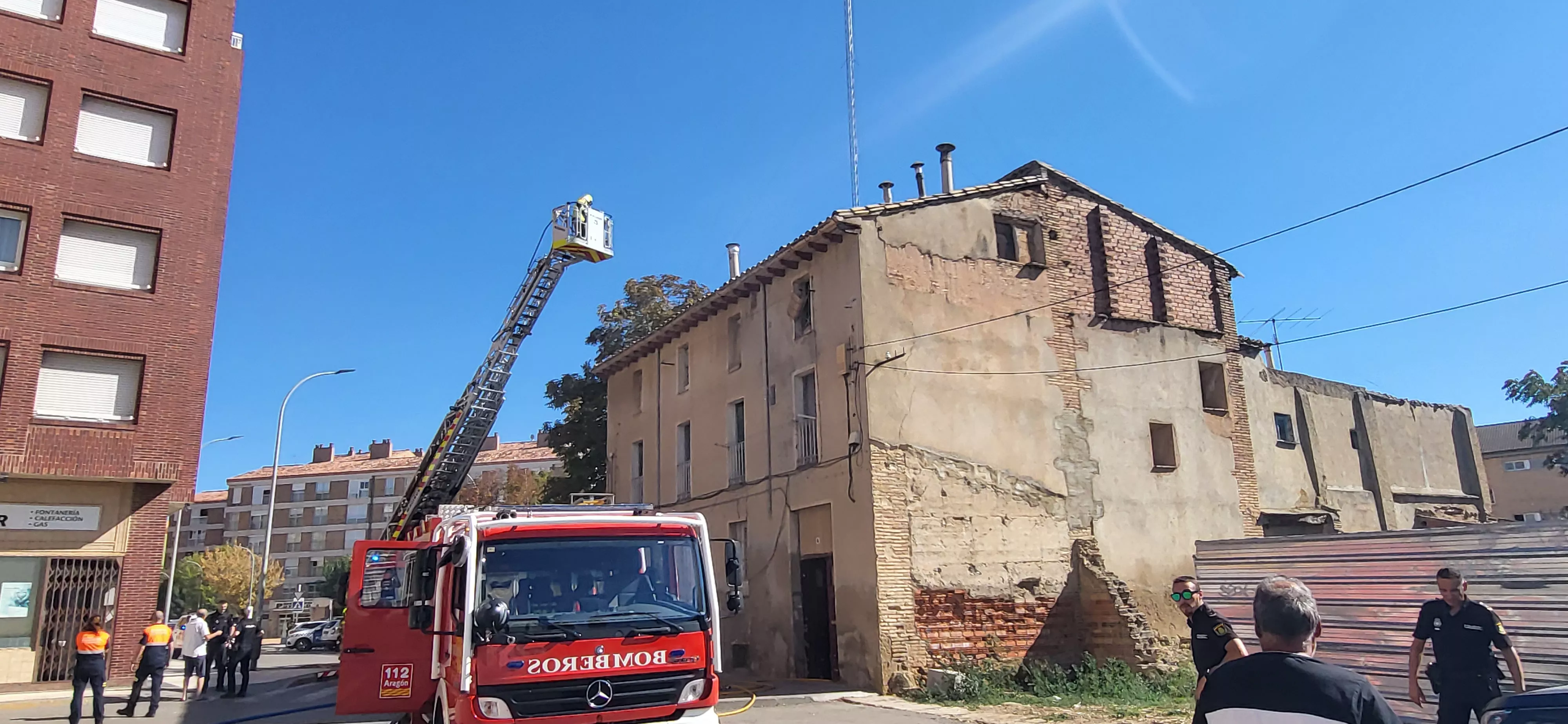 Incendio que se produjo la semana pasada en la casa okupada de la plaza San Félix y San Voto de Huesca. Foto Mercedes Manterola