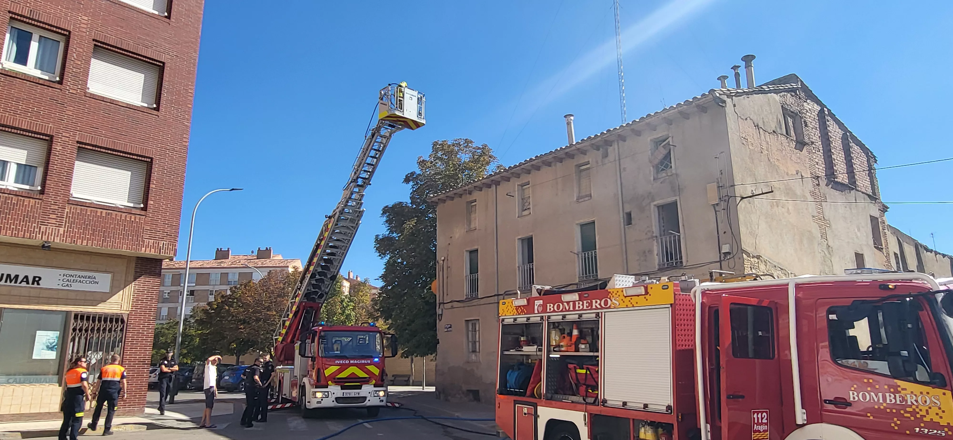 Incendio declarado en una casa okupada de la plaza San Félix y San Voto de Huesca. Foto Mercedes Manterola