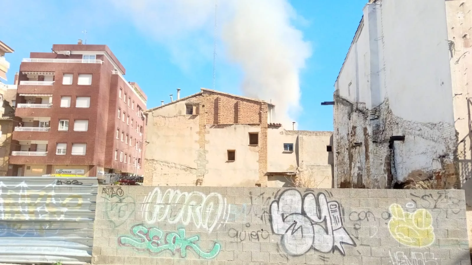 Incendio declarado en una casa okupada de la plaza San Félix y San Voto de Huesca. 