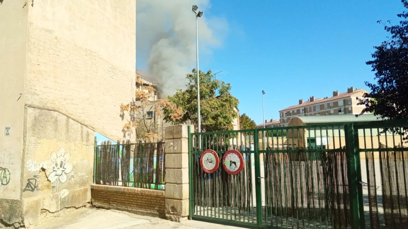Incendio declarado en una casa okupada de la plaza San Félix y San Voto de Huesca. 