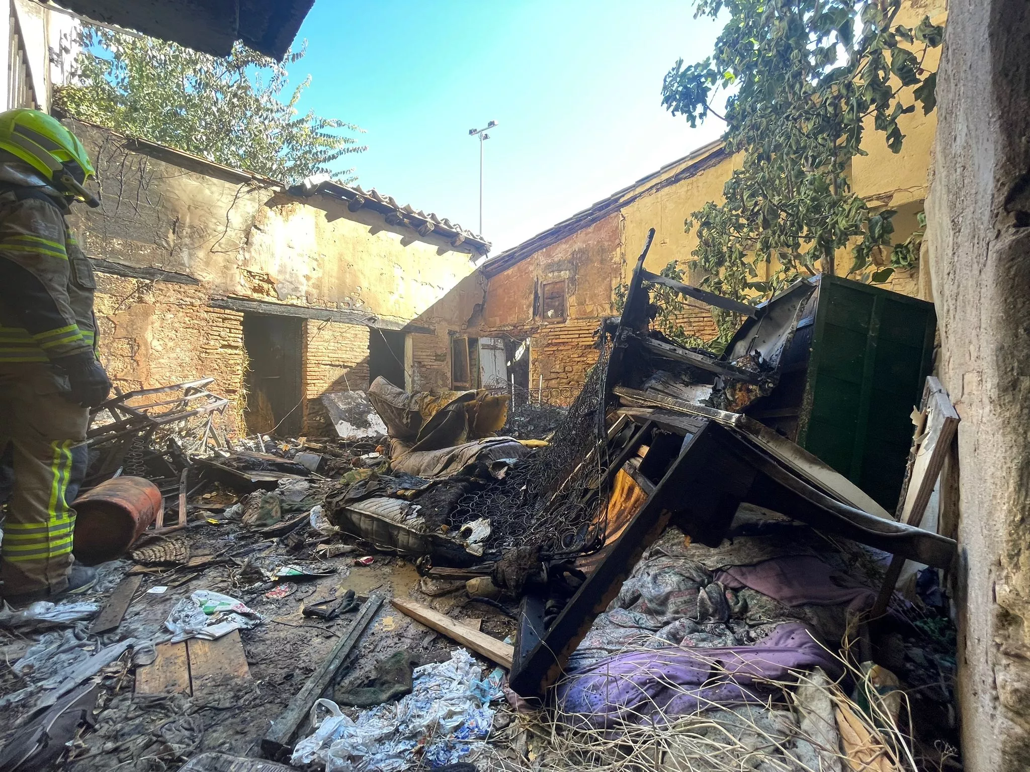 Incendio declarado en una casa okupada de la plaza San Félix y San Voto de Huesca. 