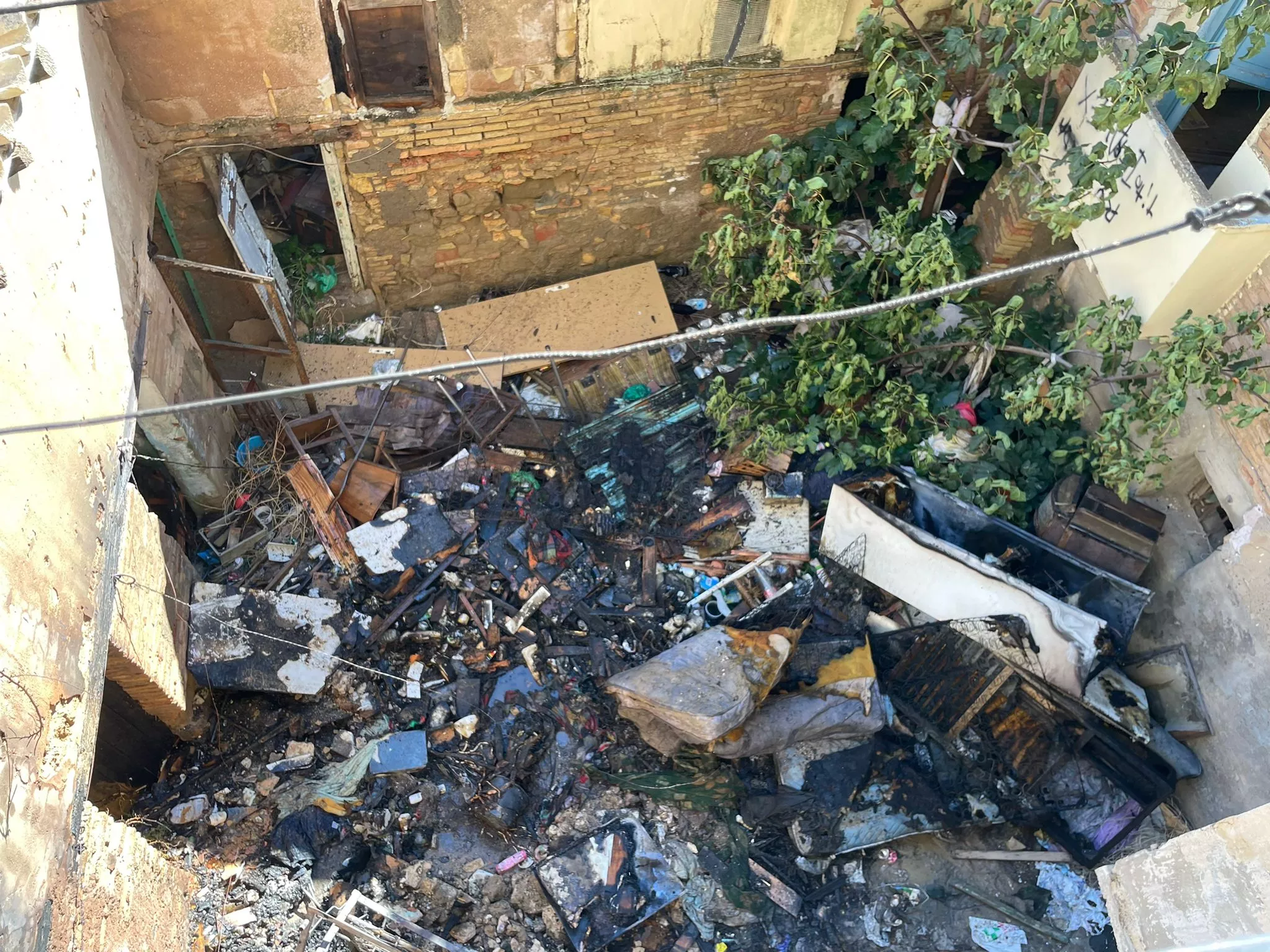 Incendio declarado en una casa okupada de la plaza San Félix y San Voto de Huesca. 