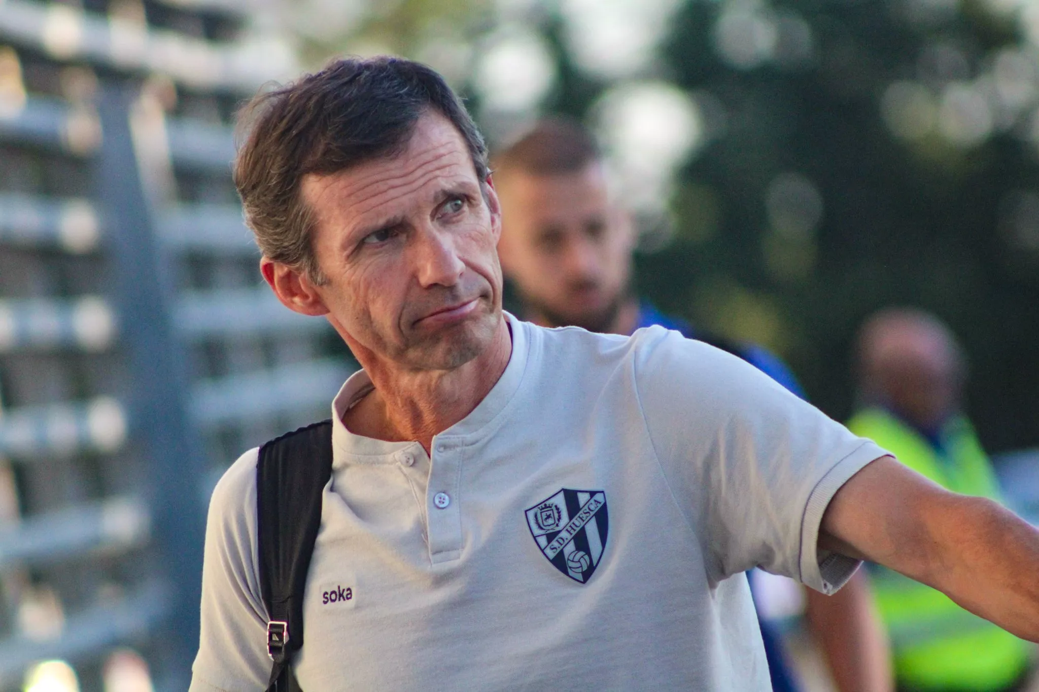 Cuco Ziganda a su llegada a El Alcoraz. Esta son las alineaciones del Huesca-Sporting.