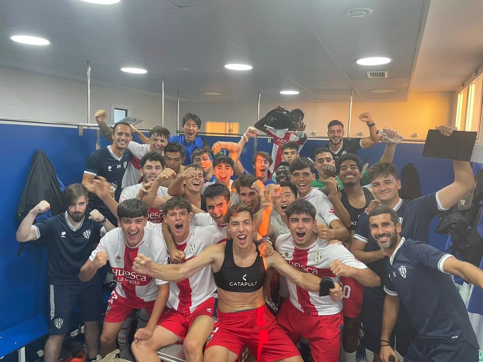 El Huesca B celebra la victoria en Épila. El Huesca B celebra la victoria en Épila.