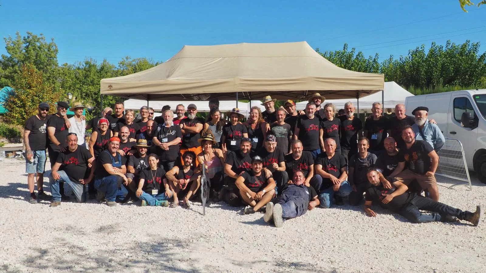 Foto de familia de los forjadores que han participado en el encuentro de Estada. Foto: Vicky López