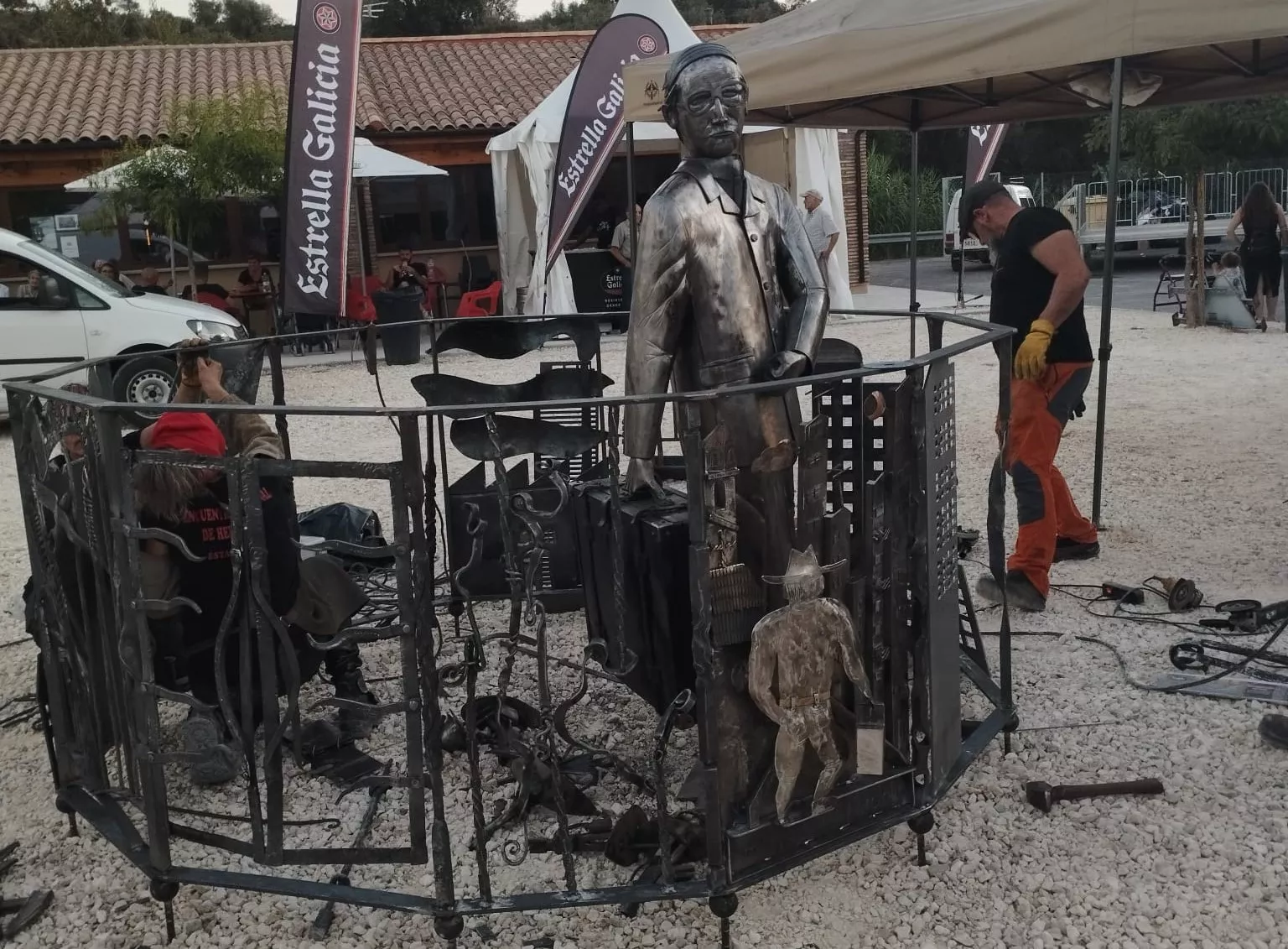 Los forjadores completan la escultura "Éxodo" en Estada.