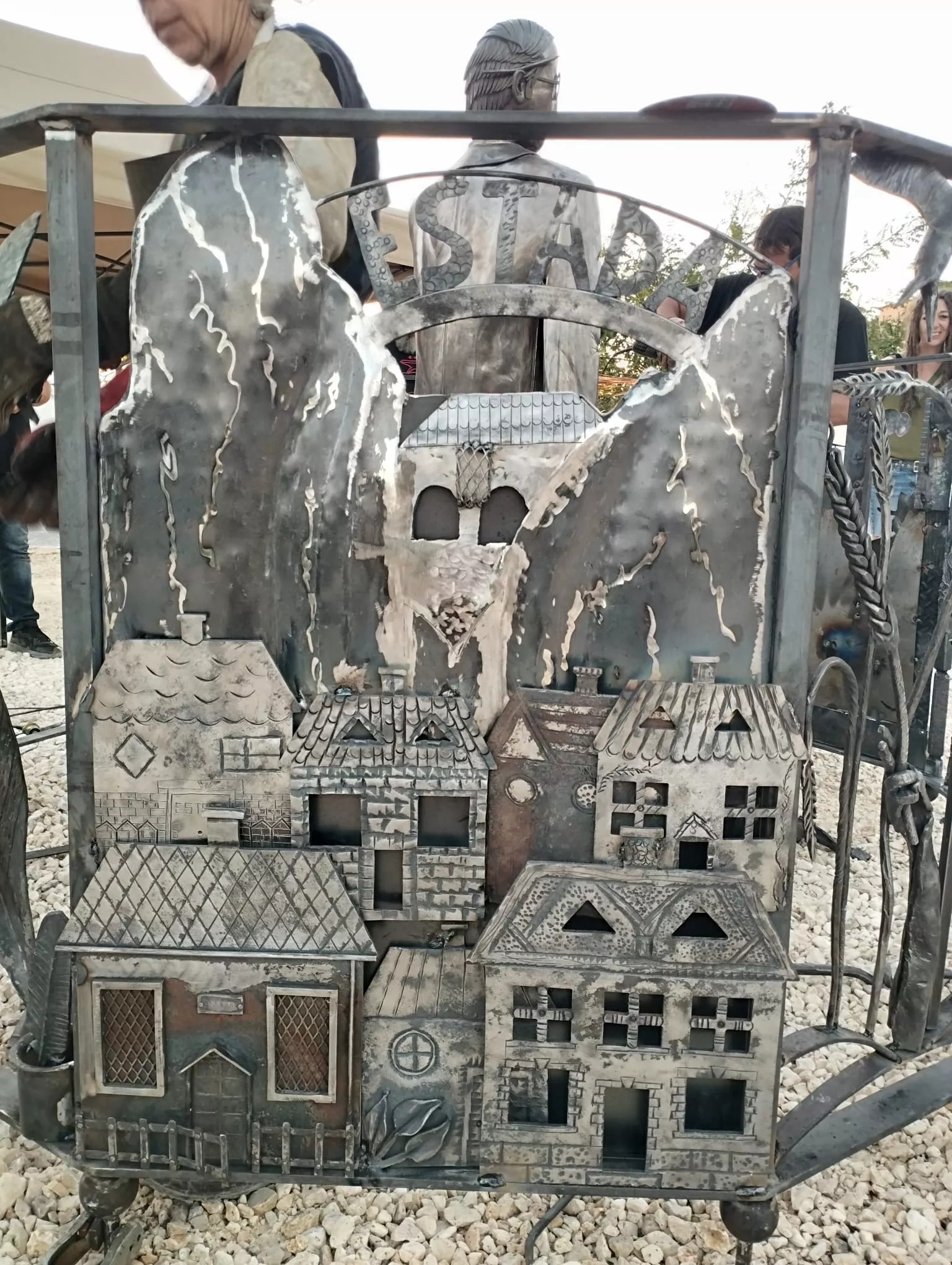 Detalle de la barandilla que acompaña la escultura "Éxodo".