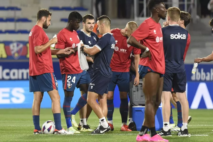 Jugadores del Huesca en el calentamiento