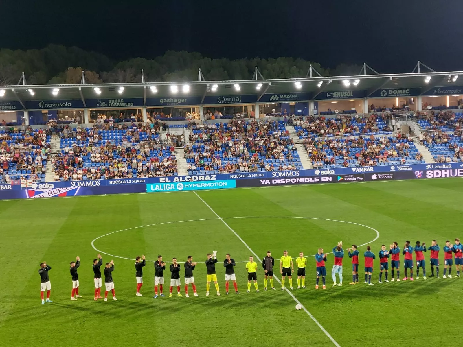 Los dos equipos saludan