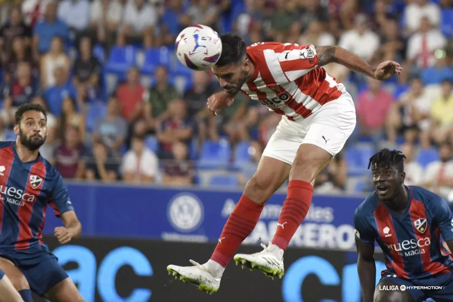 Insua remata de cabeza ante Obeng y Martos