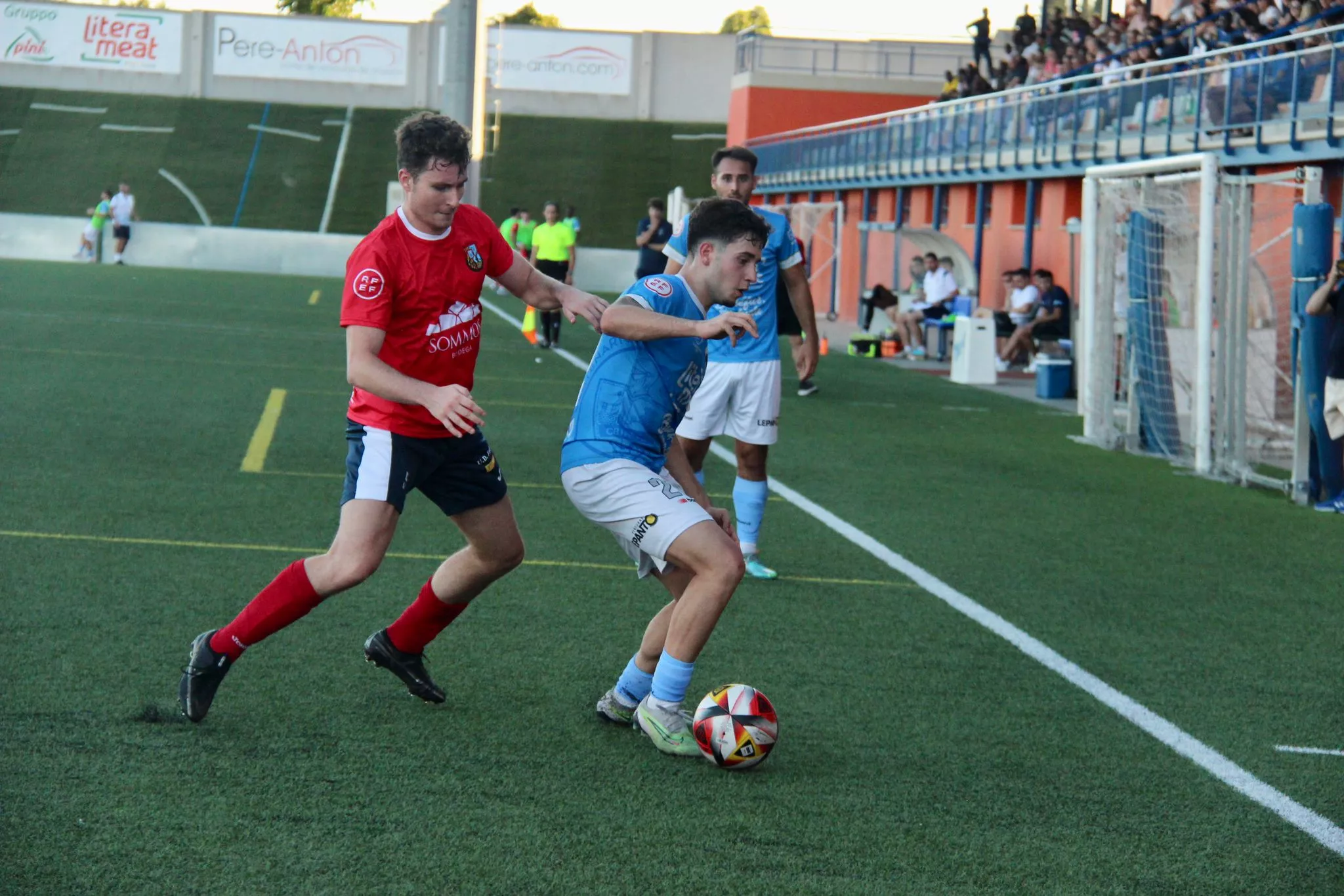 Un momento del Binéfar 2-2 Fraga disputado en Los Olmos. Un momento del Binéfar 2-2 Fraga disputado en Los Olmos.
