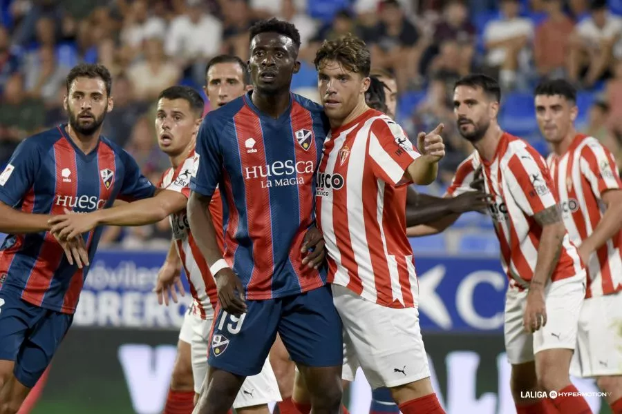 Kanté y Martos en un ataque