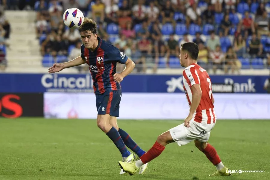 Javi Martínez cabecea. El más talentoso de los jugadores del Huesca, un equipo hijo de un Dios menor.