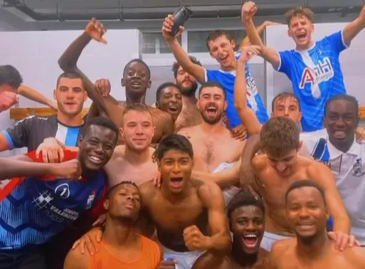 Jugadores del At. Binéfar celebran la victoria.
