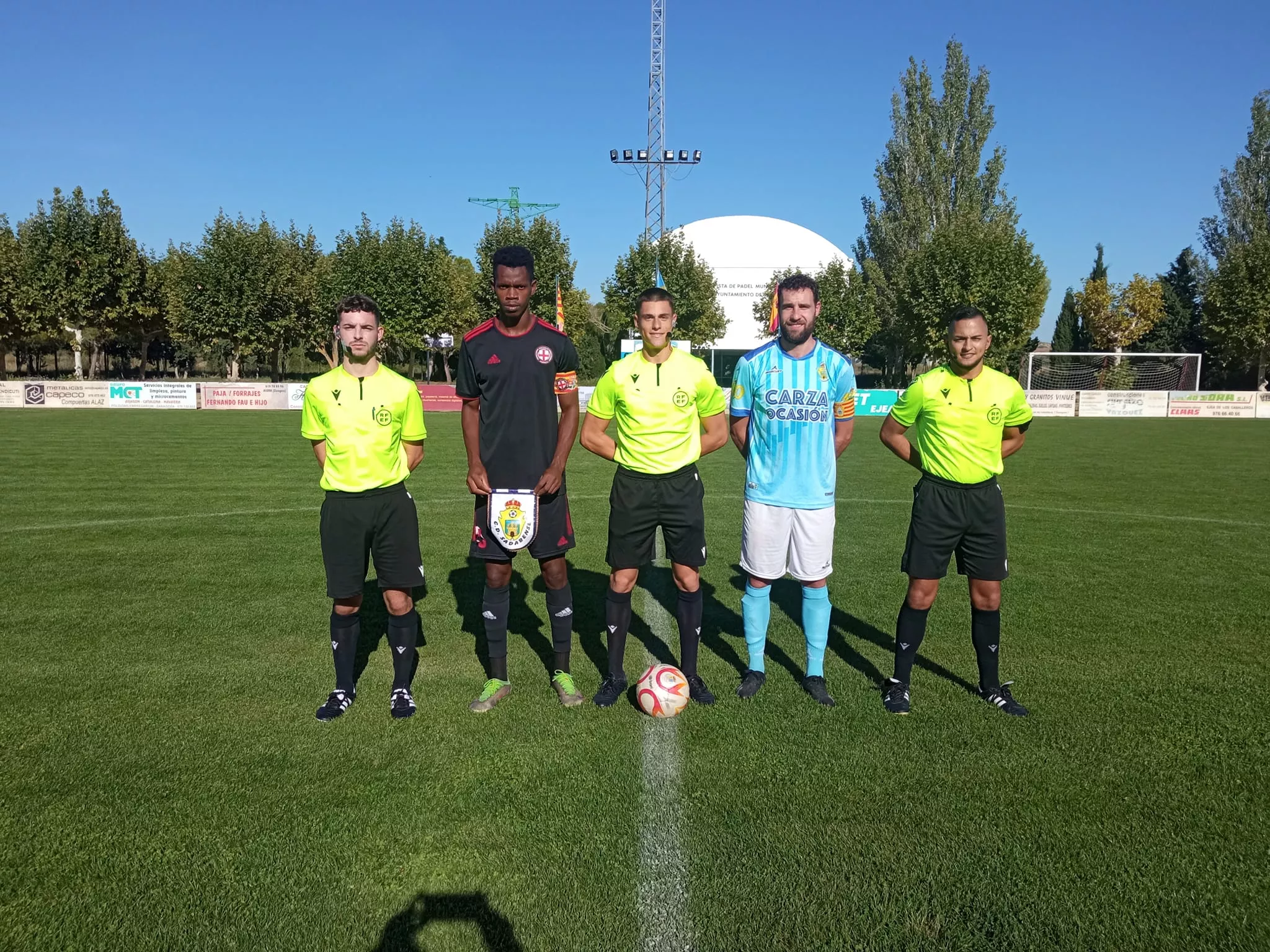 Capitanes de Internacional y Sadabense con los árbitros del encuentro.