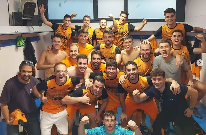 Peña Fragatina celebra que permanece invicto en Primera Regional en la presente temporada.