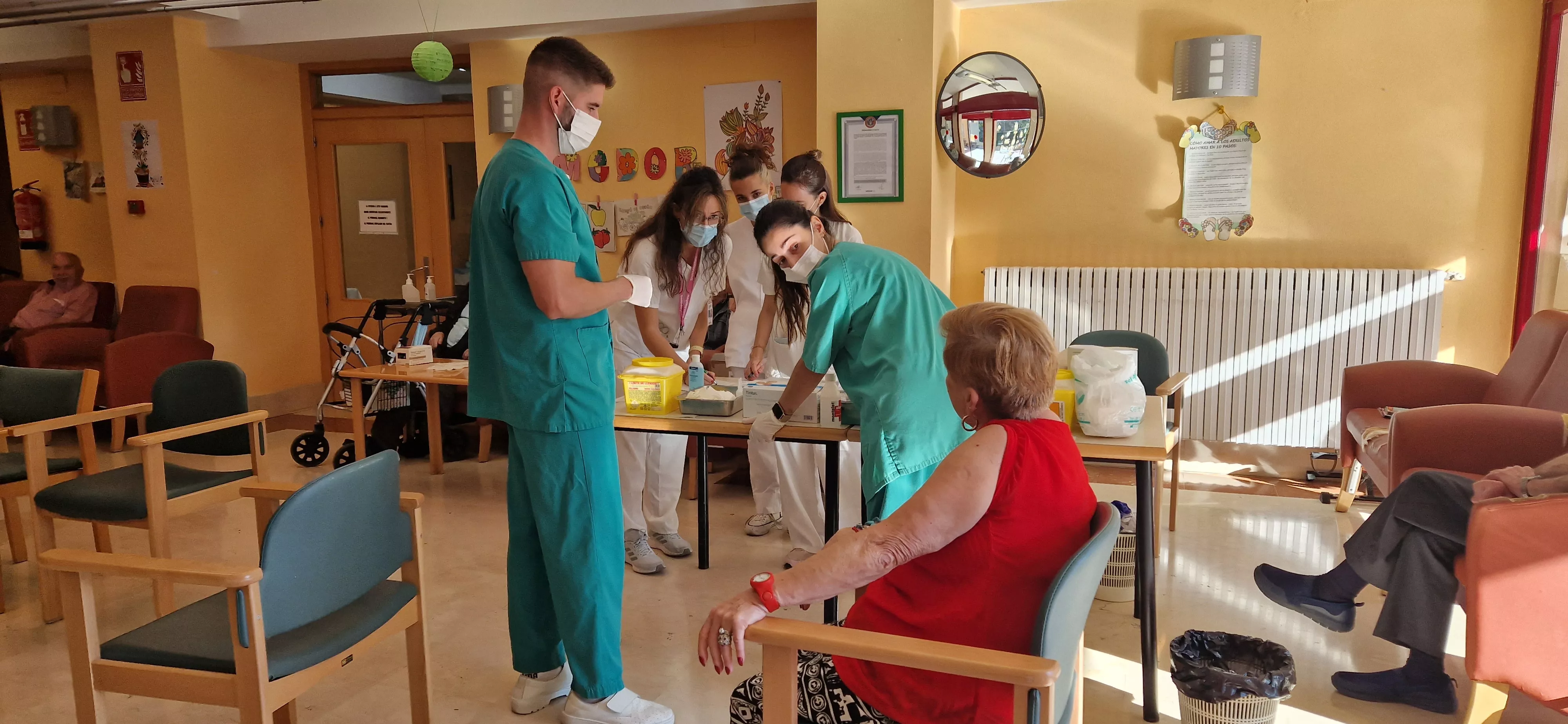 Inicio de la campaña de vacunación de covid y gripe el año pasado en la Residencia de la Sagrada Familia de Huesca. Foto Myriam Martínez