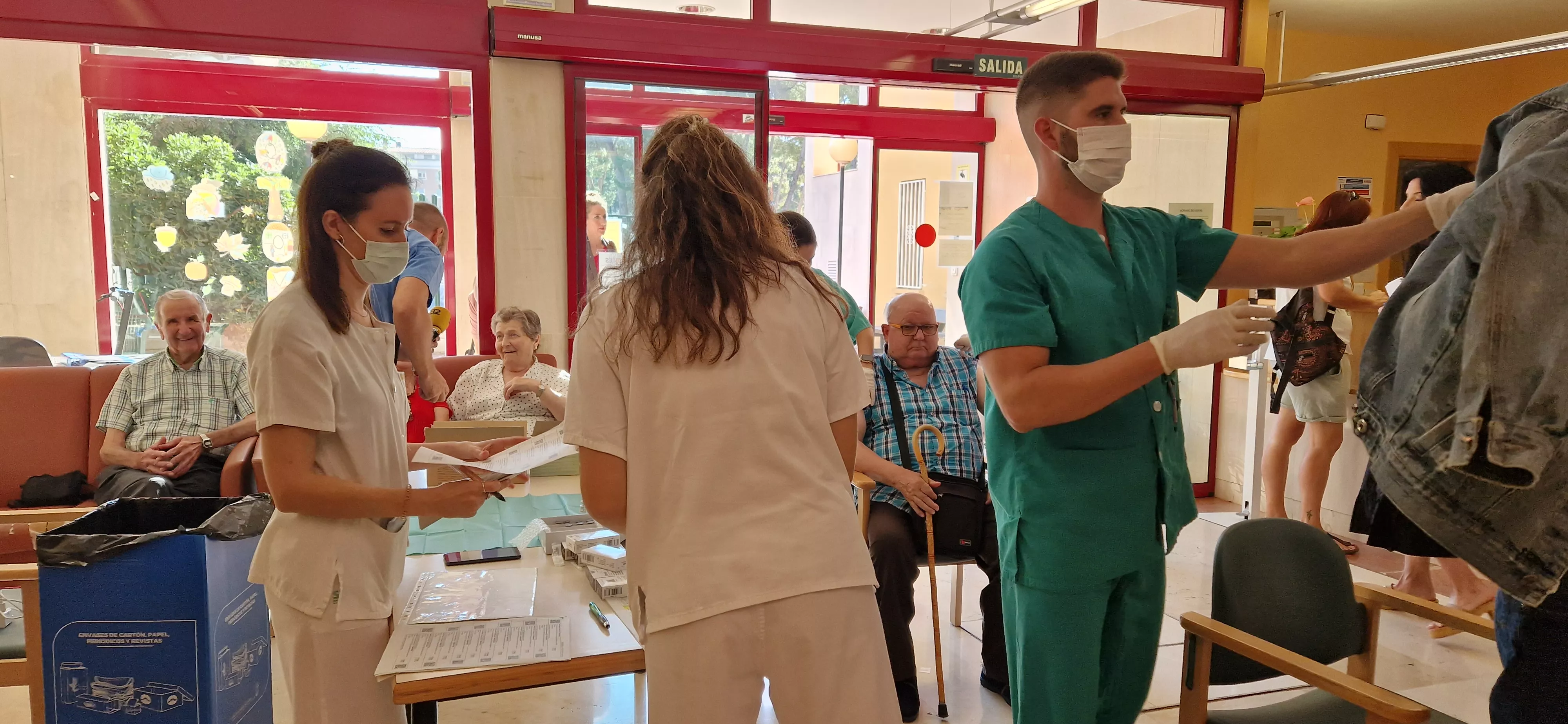 Inicio de la campaña de vacunación de covid y gripe. Imagen de la Residencia de la Sagrada Familia de Huesca. Foto Myriam Martínez