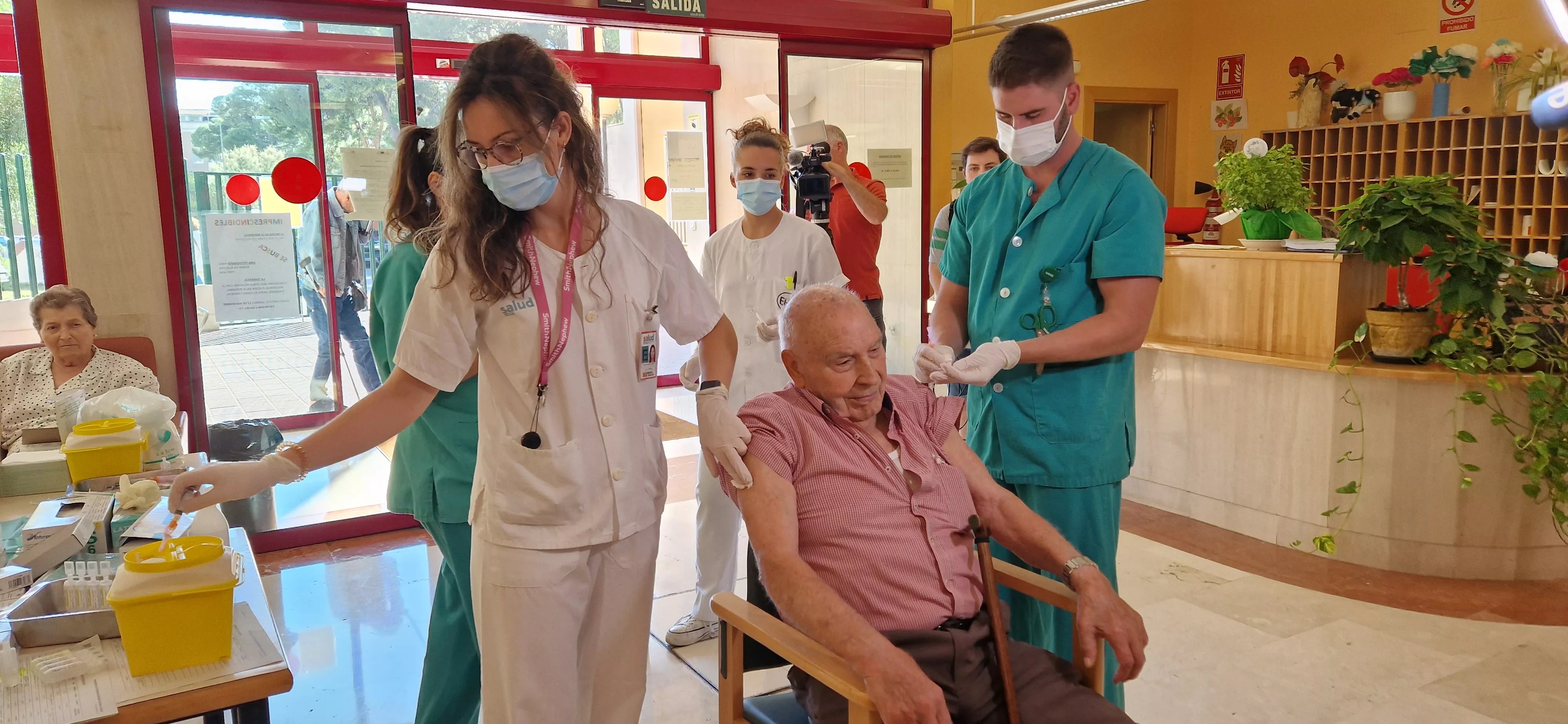 Inicio de la campaña de vacunación de covid y gripe. Imagen de la Residencia de la Sagrada Familia de Huesca. Foto Myriam Martínez Inicio de la campaña de vacunación de covid y gripe. Imagen de la Residencia de la Sagrada Familia de Huesca. Foto Myriam Martínez