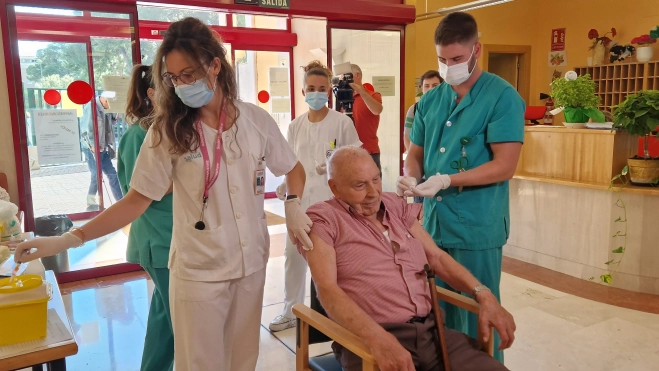 Inicio de la campaña de vacunación de covid y gripe. Imagen de la Residencia de la Sagrada Familia de Huesca. Foto Myriam Martínez Inicio de la campaña de vacunación de covid y gripe. Imagen de la Residencia de la Sagrada Familia de Huesca. Foto Myriam Martínez