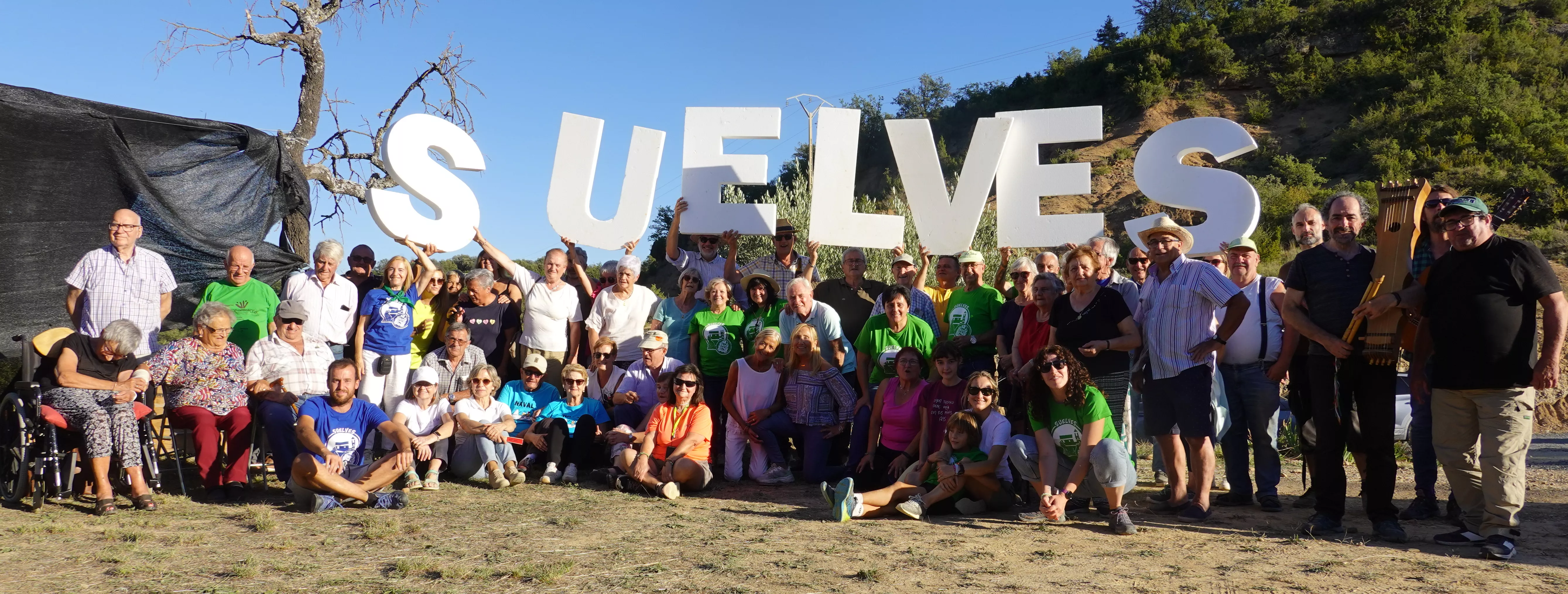 Imagen de asistentes a la fiesta en la localidad sobrarbense de Suelves.