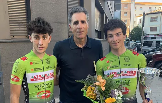 Tamé y Galván posan junto a Induráin tras la disputa del Trofeo Ayuntamiento de Villava