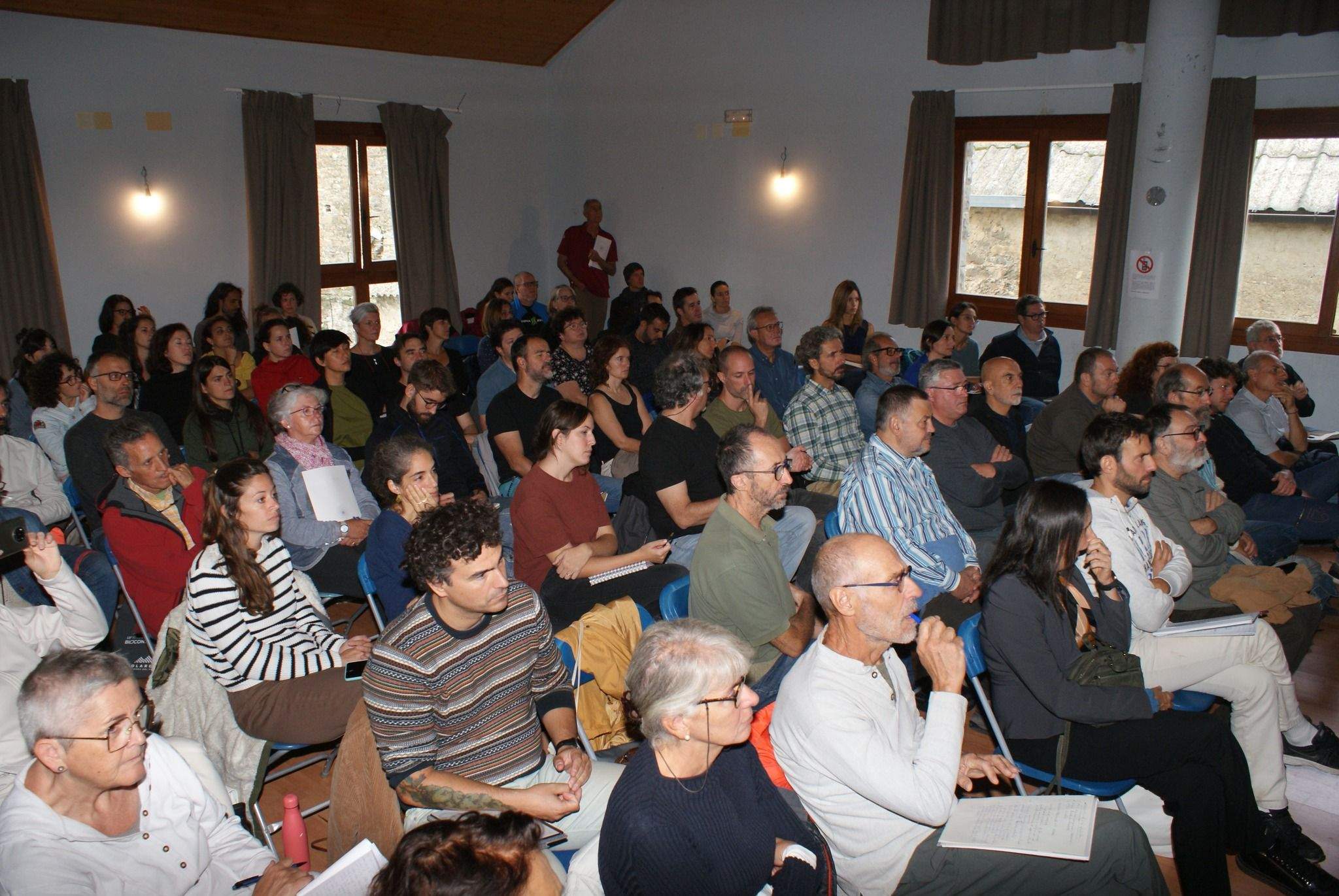 Participantes en una de las actividades de las jornadas de bioconstrucción en Fiscal