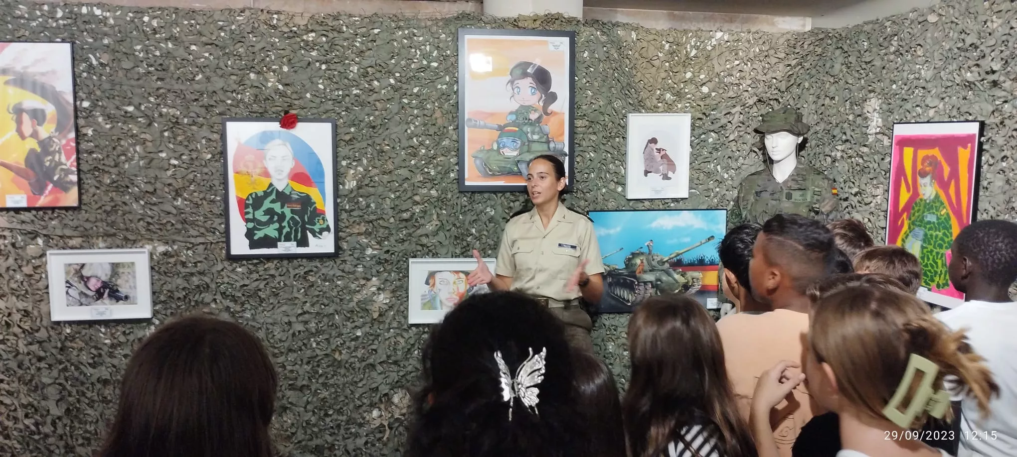 Una de las visitas de escolares a la exposición "Mujeres de uniforme".
