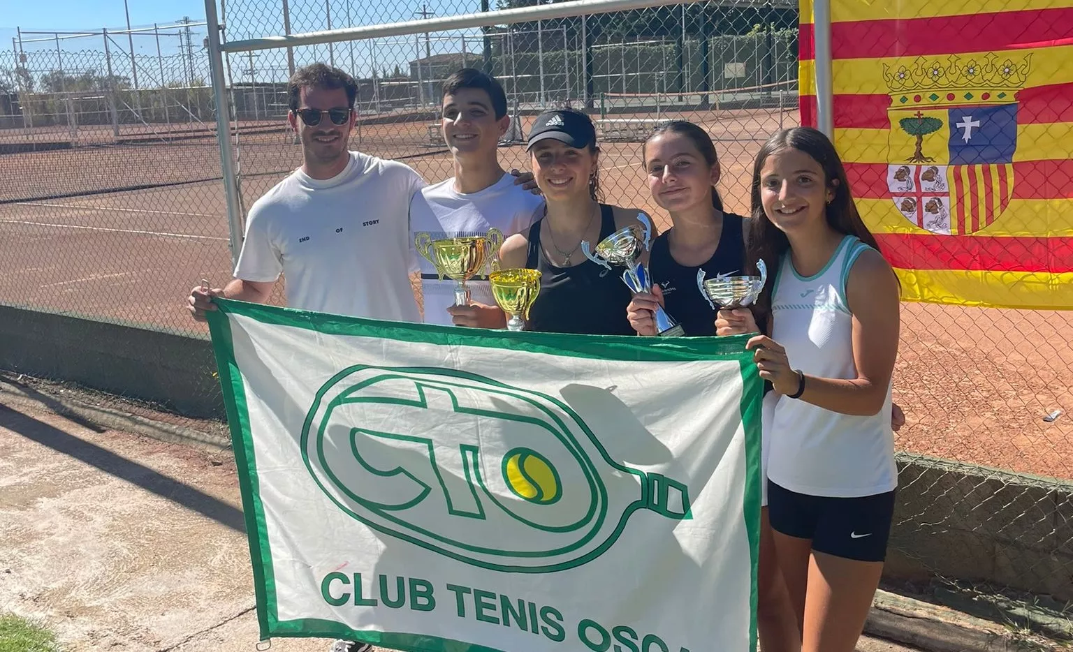 Toño Bueno junto a las tenistas del CT Osca tras el 