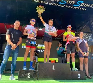 La triatleta Castán, en lo alto del podio. La triatleta Castán, en lo alto del podio.