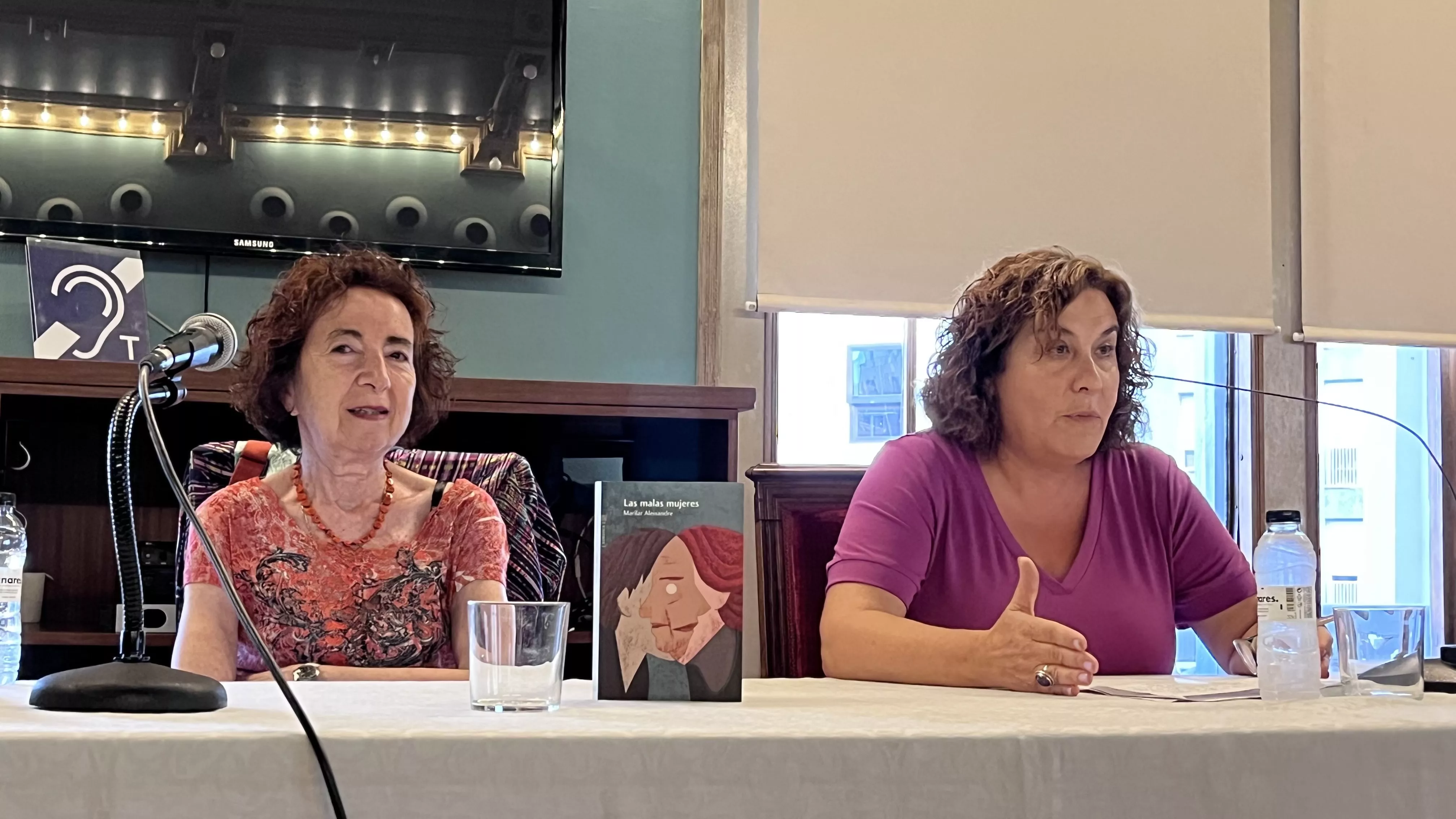 Marilar Aleixandre, a la izquierda, en la presentación de su libro en el Salón Azul del Casino de Huesca.