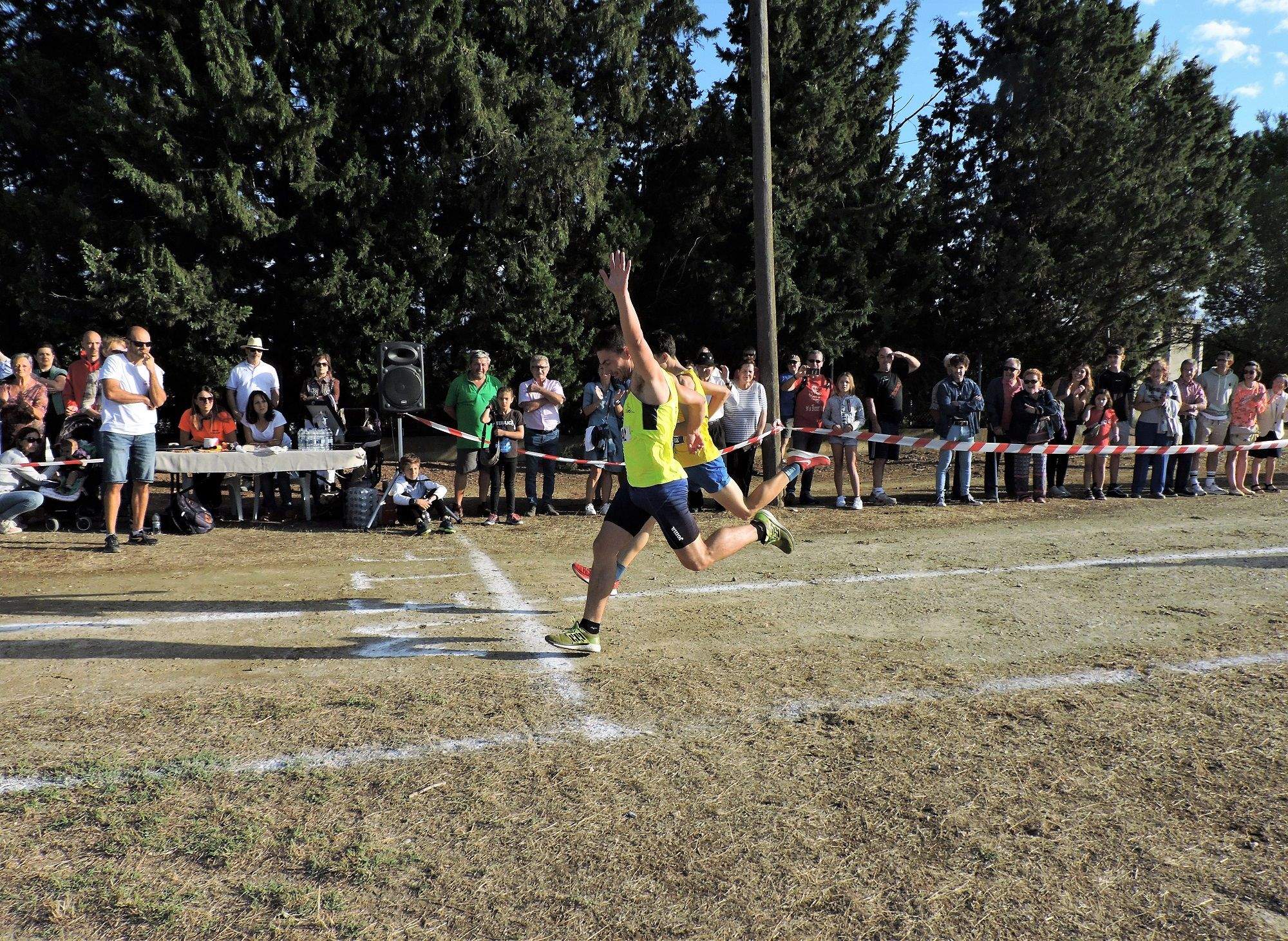 Mohamed Elkhouyaali entra primero en meta