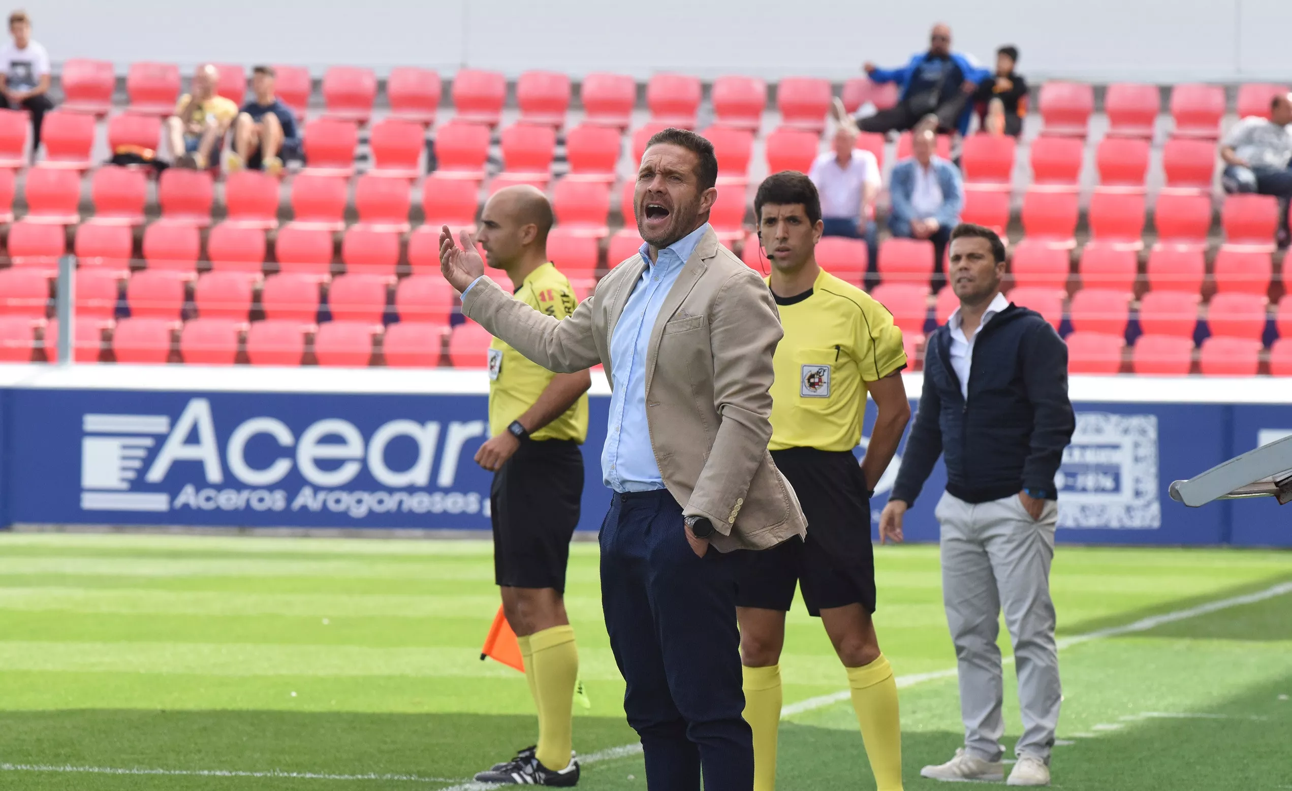 Tevenet, exentrenador del Huesca, en su visita con el filial del Sevilla a El Alcoraz en 2017.