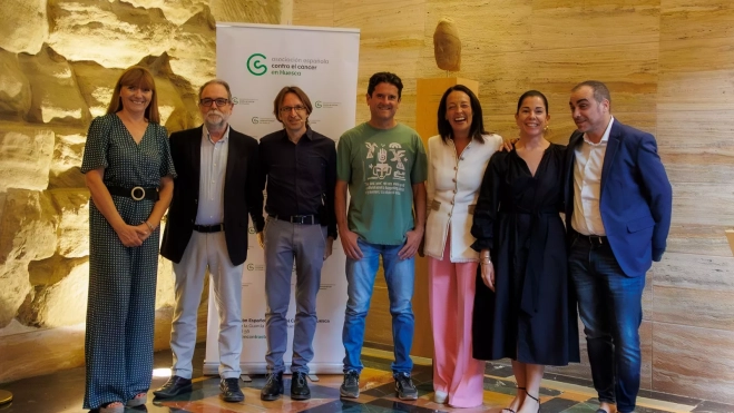 Javier Olivera y Javier Moraleda con las autoridades y responsables de la AECC. Javier Olivera y Javier Moraleda con las autoridades y responsables de la AECC.